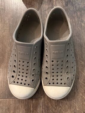 Native Kids Water Shoes Slip-On in Gray and White